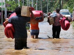 Aspecto de los pobladores de Medellín, Veracruz, donde se registró inundación en el parque central. NTX  /