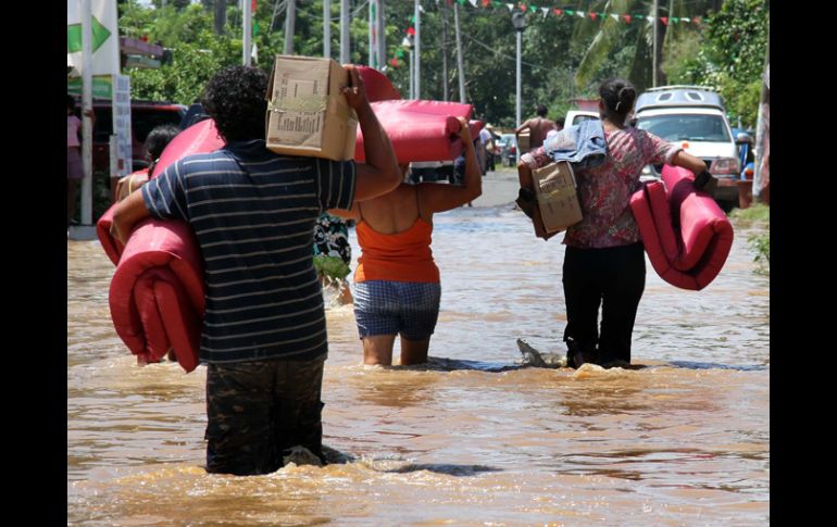 Aspecto de los pobladores de Medellín, Veracruz, donde se registró inundación en el parque central. NTX  /