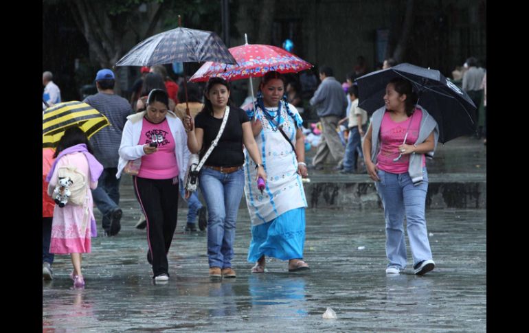 Las lluvias causadas por 'Karl' provocaron reblandecimiento de la tierra y el derrumbre de algunas casas. NTX  /