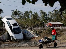 Luego de mejorar las condiciones del clima, los veracruzanos comienzan a remozar las zonas afectadas. REUTERS  /