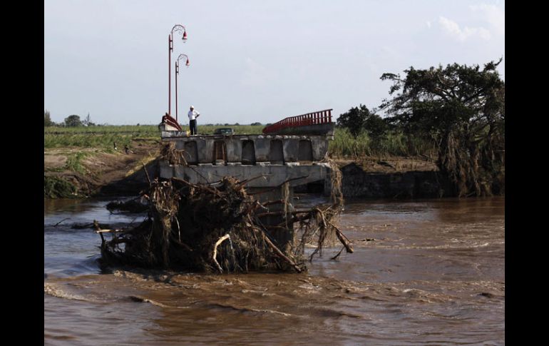 El puente de Salmoral, en Veracruz, resultó dañado por el huracán. REUTERS  /