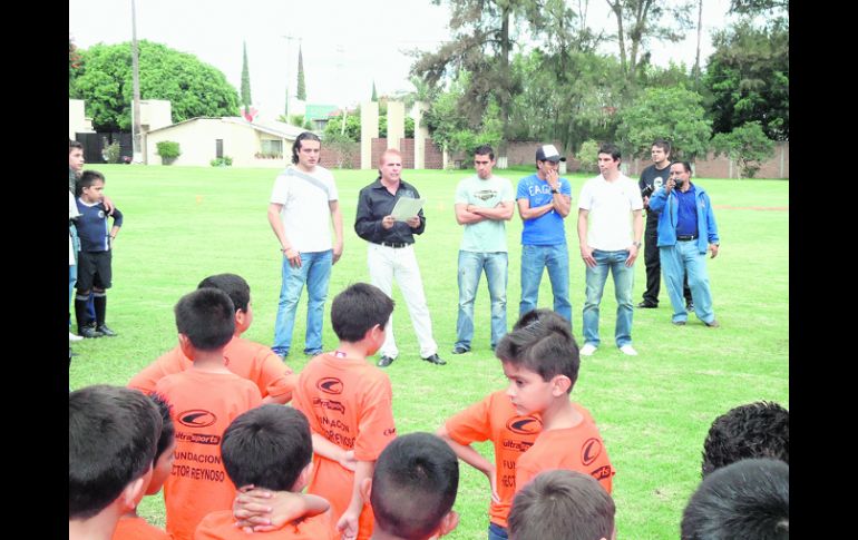 Reynoso, el maestro de ceremonia, Patricio Araujo, Omar Esparza y Jonny Magallón, durante la presentación de la Fundación HR. ESPECIAL  /