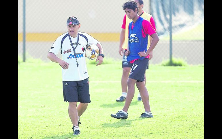 Mata hablo antes de iniciar el entrenamiento en Colomos. JAMMEDIA  /