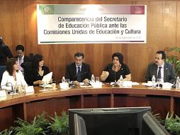 Alonso Lujambio (centro) comparece ante las Comisiones Unidas de Educación y Cultura del Senado. EL UNIVERSAL  /