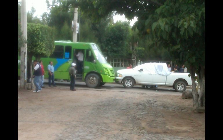 Aspecto de la camioneta en la que quedó el cuerpo del policía ejecutado y de la unidad alimentadora del Macrobús. O. RUVALCABA  /