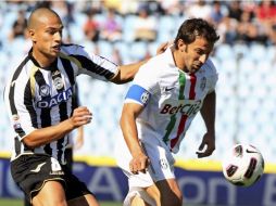 El jugador del Juventus Alessando Del Piero (der.) durante un enfrentamiento. AP  /