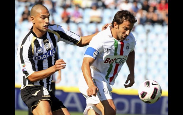 El jugador del Juventus Alessando Del Piero (der.) durante un enfrentamiento. AP  /