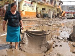 Los habitantes de las zonas que estuvieron inundadas regresan para evaluar los daños. EFE  /