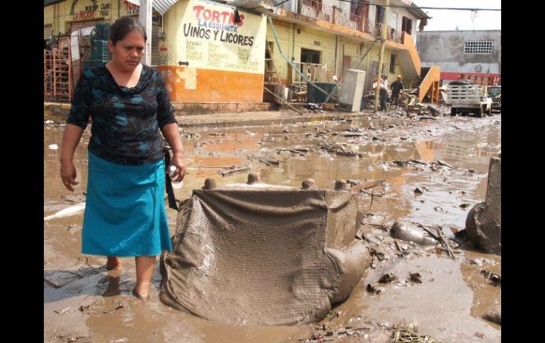 Los habitantes de las zonas que estuvieron inundadas regresan para evaluar los daños. EFE  /