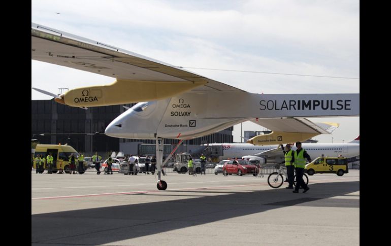 Este equipo ya se encuentra diseñando otro avión con el que piensan dar la vuelta al mundo en cinco días y cinco noches. EFE  /