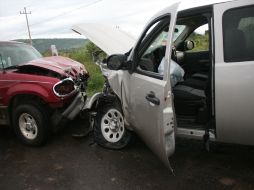 La mujer trató de rebasar y al hacerlo chocó de frente con la Silverado. O. RUVALCABA  /