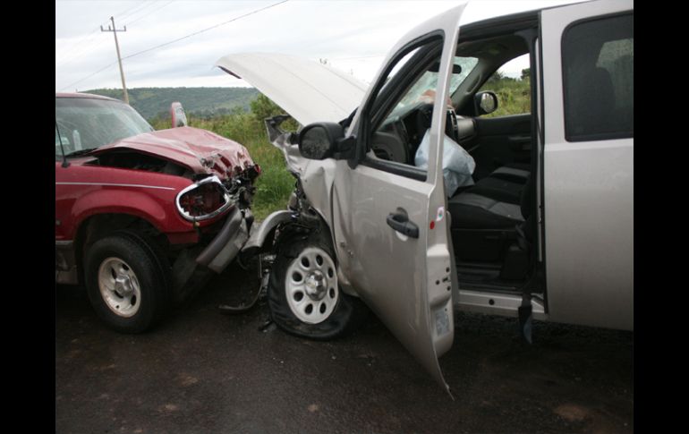 La mujer trató de rebasar y al hacerlo chocó de frente con la Silverado. O. RUVALCABA  /