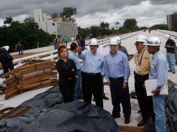 El lunes, el gobernador Emilio González Márquez realizó un recorrido por las obras del Puente Matute Remus. S. NÚÑEZ  /