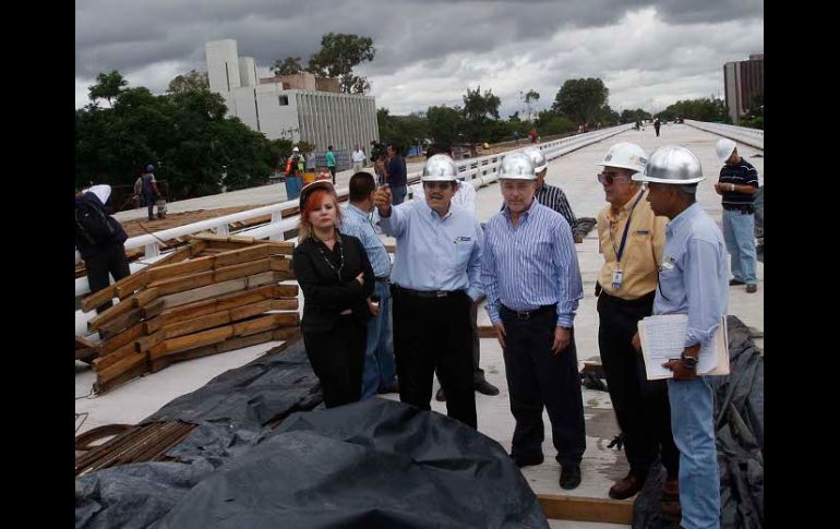 El lunes, el gobernador Emilio González Márquez realizó un recorrido por las obras del Puente Matute Remus. S. NÚÑEZ  /