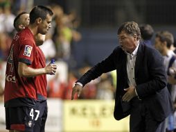 El entrenador de Osasuna José Antonio Camacho (der) da instrucciones al defensa Miguel Flaño. EFE  /