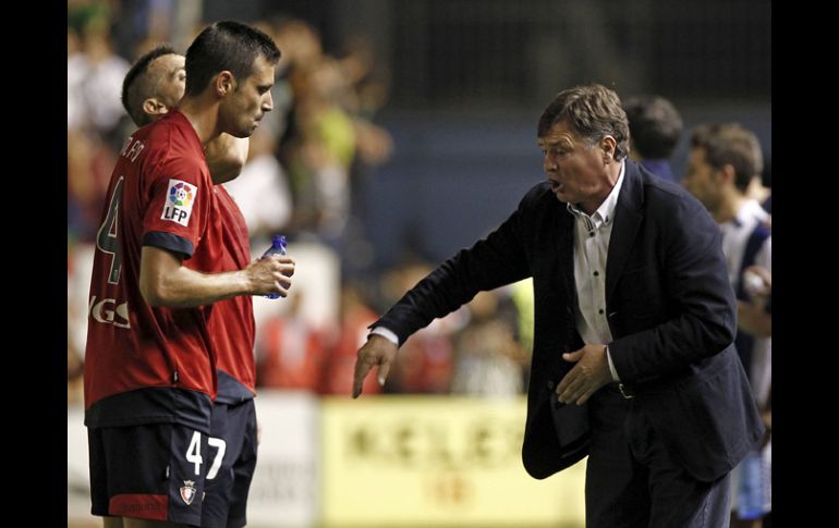 El entrenador de Osasuna José Antonio Camacho (der) da instrucciones al defensa Miguel Flaño. EFE  /