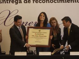 Sandoval Díaz le dio un reconocimiento a la Miss Universo como visitante distinguida. S. NÚÑEZ  /