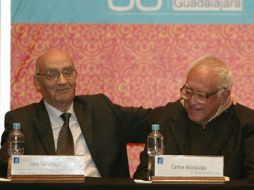 El Nobel de Literatura de 1998, José Saramago (i) y Carlos Monsiváis asistieron a varias ediciones de la FIL. ARCHIVO INFORMADOR  /