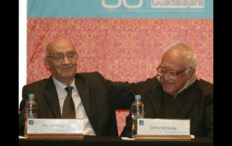 El Nobel de Literatura de 1998, José Saramago (i) y Carlos Monsiváis asistieron a varias ediciones de la FIL. ARCHIVO INFORMADOR  /