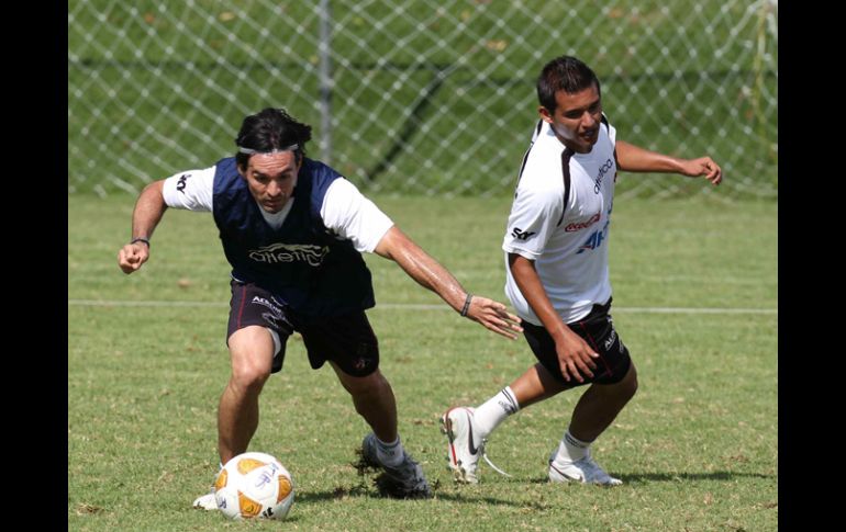 Gerardo Espinoza (izquierda) durante una sesión de entrenamiento. MEXSPORT  /