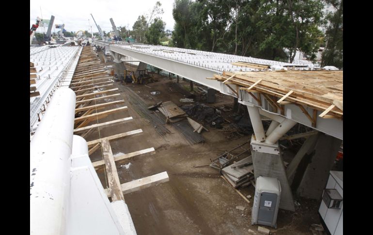 El Puente Matute Remus se construye en el cruce de Lázaro Cárdenas y López Mateos. S. NÚÑEZ  /