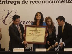 La Miss Universo agradeció la distinción que recibió de manos del alcalde de Guadalajara, Aristóteles Sandoval. S. NÚÑEZ  /