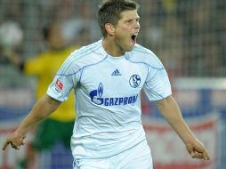 El jugador del FC Schalke 04, Huntelaar, celebra su gol. EFE  /