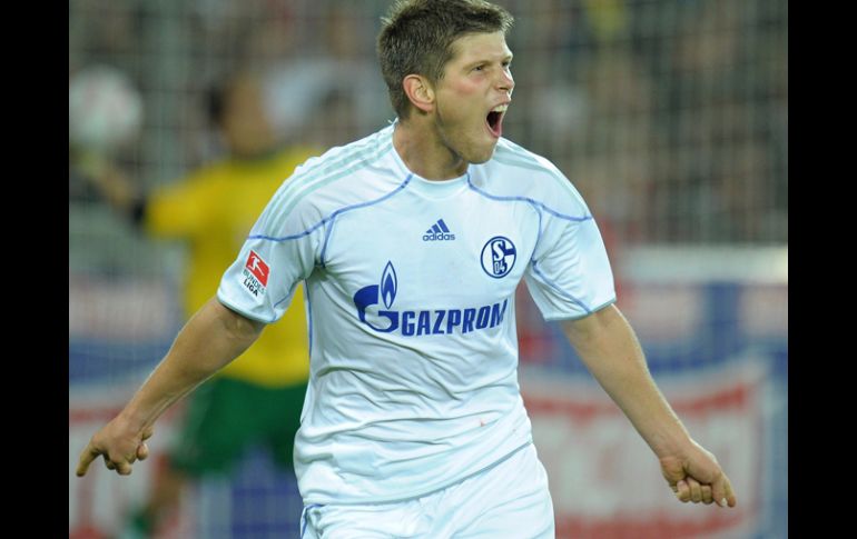 El jugador del FC Schalke 04, Huntelaar, celebra su gol. EFE  /