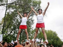 Acrobacias afuera de Casa Jalisco fueron parte de las sorpresas que llevaron los estudiantes de la UdeG. E. PACHECO  /