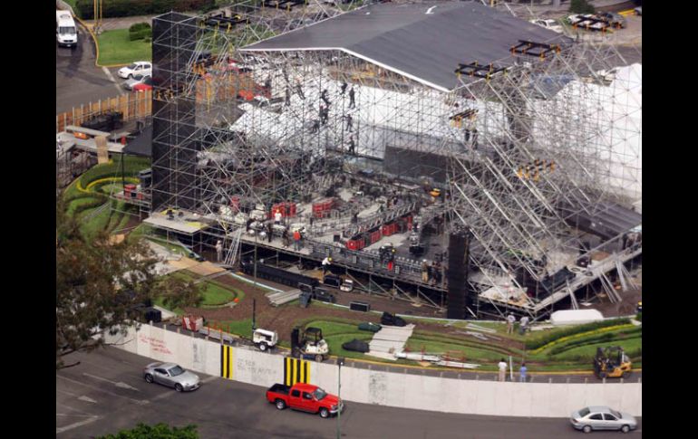 Los preparativos del escenario del concierto que promueve Alejandro Fernández continúan sin complicaciones. A. HINOJOSA  /