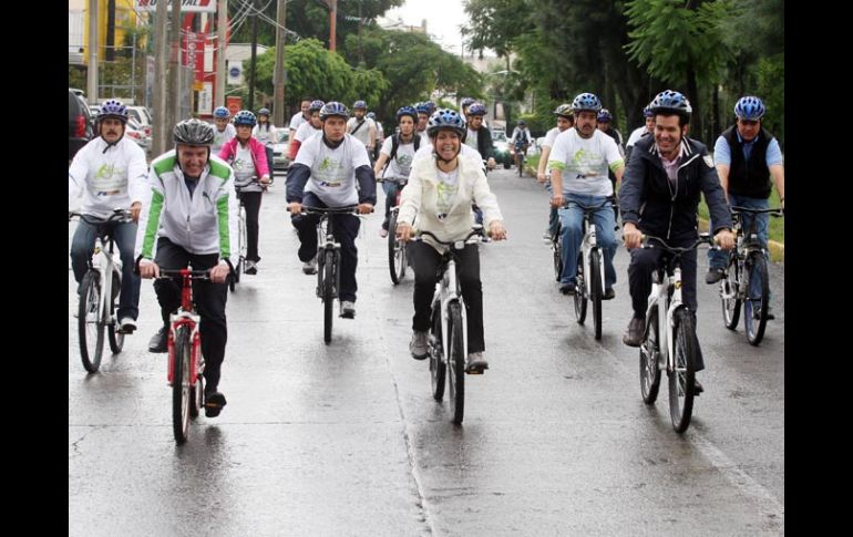 Un reducido grupo de 60 ciclistas, encabezado por funcionarios, festejó el Día Mundial sin Auto. A. GARCÍA  /