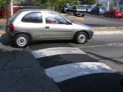 La gente se queja de la instalación de reductores de velocidad de manera improvisada en zonas residenciales. ARCHIVO  /