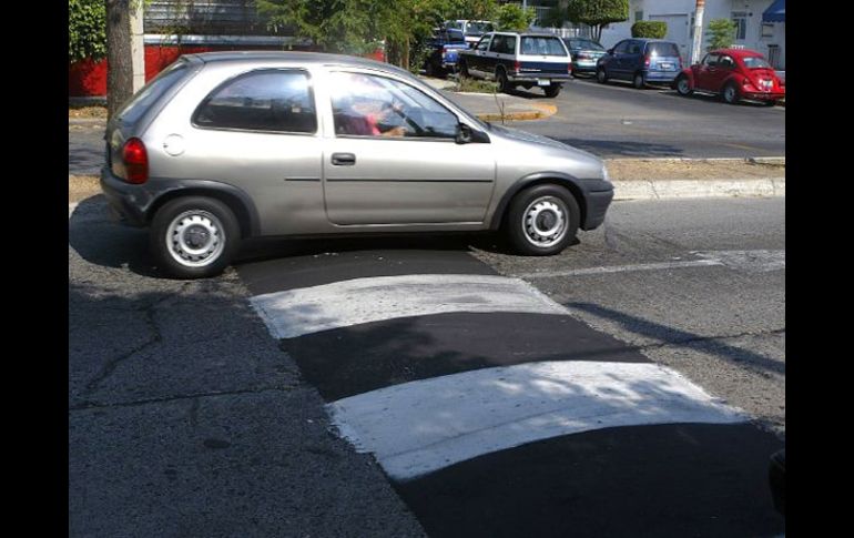 La gente se queja de la instalación de reductores de velocidad de manera improvisada en zonas residenciales. ARCHIVO  /