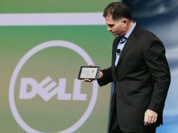 Michael Dell, fundador de la empresa que lleva su apellido, sostiene la tableta con una pantalla de unos 13 centímetros. AFP  /