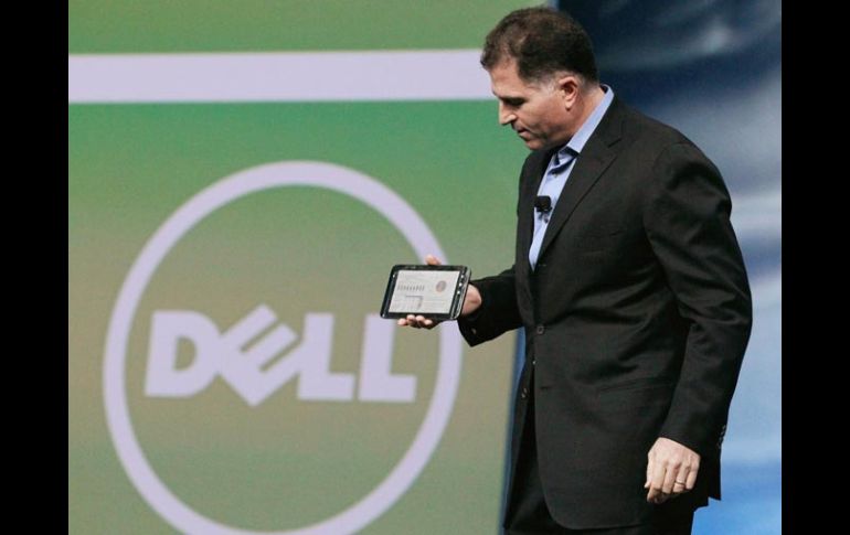 Michael Dell, fundador de la empresa que lleva su apellido, sostiene la tableta con una pantalla de unos 13 centímetros. AFP  /