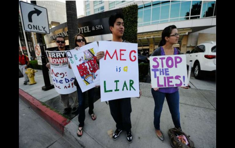 Los partidarios del Partido Demócrata de California durante un acto de campaña para el candidato a gobernador Jerry Brown . AFP  /