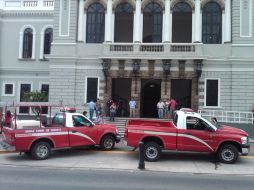 El escuadrón de Bomberos se hace cargo de la búsqueda del supuesto artefacto. R ZAPATA  /