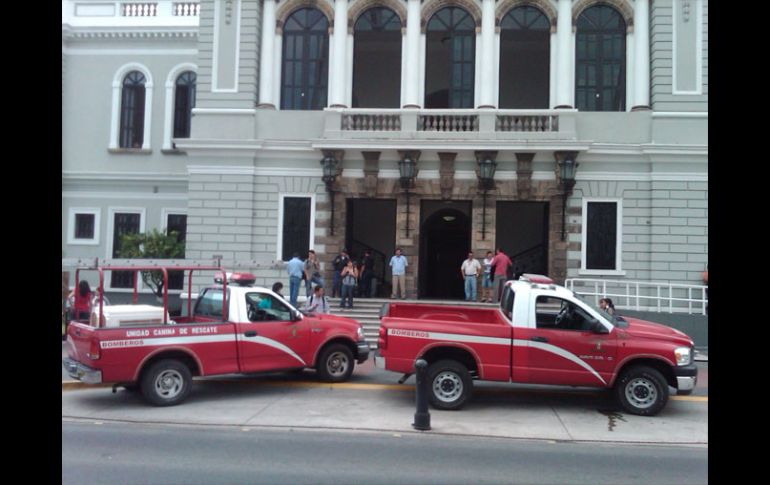 El escuadrón de Bomberos se hace cargo de la búsqueda del supuesto artefacto. R ZAPATA  /