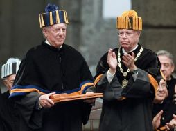 El escritor y político Mario Vargas Llosa recibe el doctorado Honoris Causa de la UNAM. Atestigua el rector José Narro Robles. EFE  /