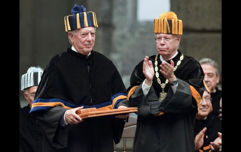 El escritor y político Mario Vargas Llosa recibe el doctorado Honoris Causa de la UNAM. Atestigua el rector José Narro Robles. EFE  /