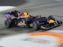 El piloto alemán Sebastian Vettel disputando los entrenamientos del GP de Singapur. AP  /