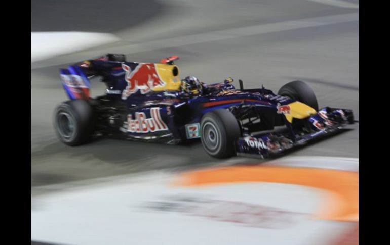 El piloto alemán Sebastian Vettel disputando los entrenamientos del GP de Singapur. AP  /