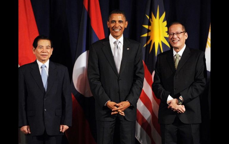 Obama junto con Nguyen Minh Triet, presidente de Vietman (izq.), y Benigno Aquino III, de Filipinas, (der.) durante el armuerzo. AFP  /