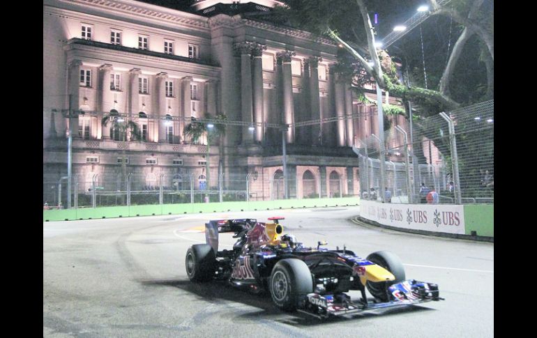 Sebastian Vettel hizo tiempo de 1 minuto, 46.660 segundos en el circuito de Marina Bay. REUTERS  /