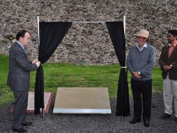 Alfonso de Maria y campos, director del INAH, y Eduardo Matos, y Salvador Guilliem, develaron esta tarde la placa conmemorativa. NTX  /