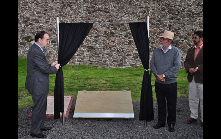 Alfonso de Maria y campos, director del INAH, y Eduardo Matos, y Salvador Guilliem, develaron esta tarde la placa conmemorativa. NTX  /