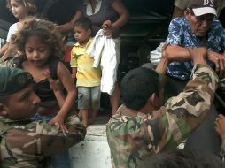 Soldados de Nicaragua trasladan a un albergue de Tipitapa a familias afectadas  por la tormenta tropical ‘‘Matthew’’. EFE  /