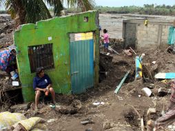 En espera de ayuda. Dos mujeres permanecen al lado de una casa destruida en Cascajal, municipio de Cardel, Veracruz. EFE  /