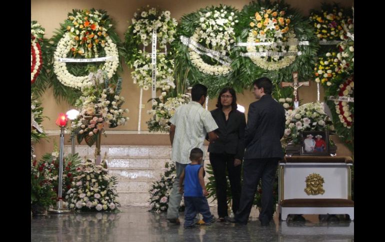 El cuerpo del alcalde será velado esta noche y mañana domingo se le rendirá un homenaje póstumo en la plaza central del municipio. NTX  /