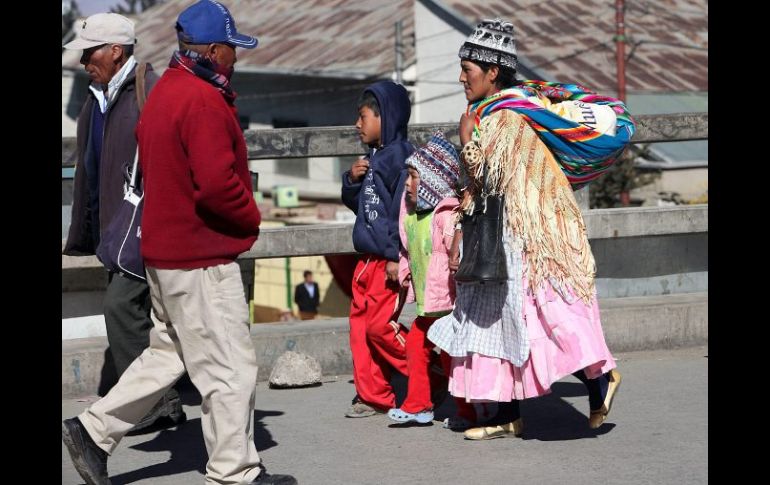 En 2008, 1.7 millones de  bolivianos vivían fuera del país; Argentina, Estados Unidos y España son los principales destinos. EFE  /